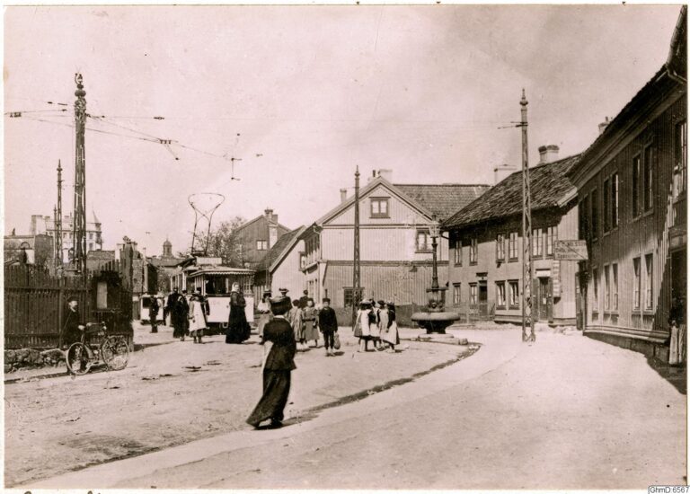 1906 Sträckningsbild med Karl Johansgatan österut, husen till höger är Karl Johansgatan 108 och 110. Framför husen finns en fontän, som är ett vattningställe för hästar. Arkivbild: GhmD-6567