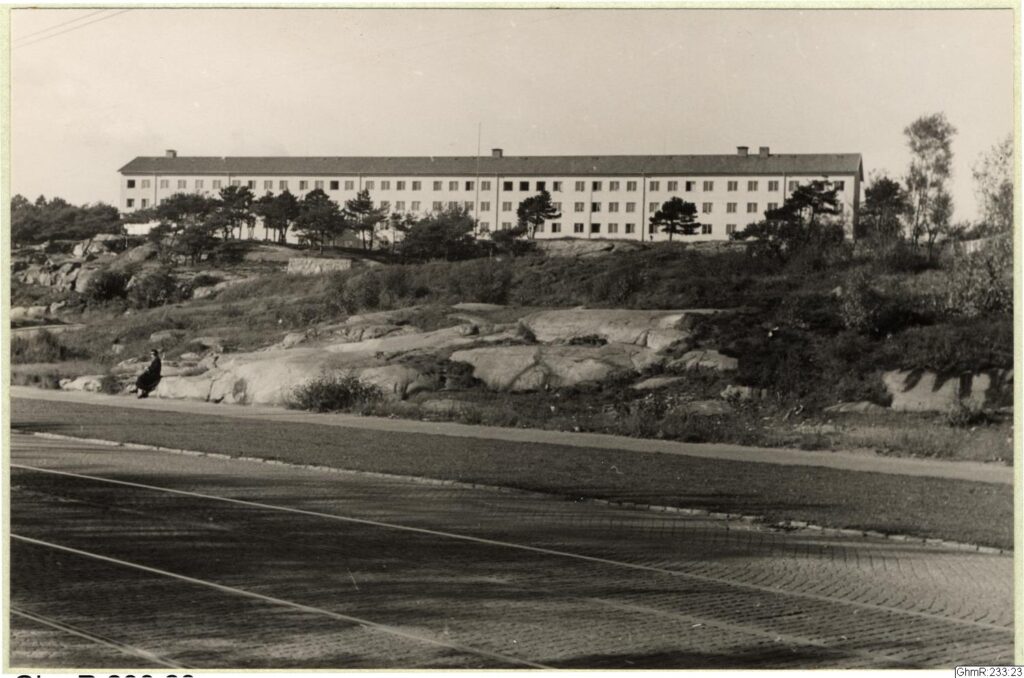 1942 - Orustgatan 18 hus för barnrika familjer, sedd från Fridhemsgatan.Arkivbild: GhmR-233-23
