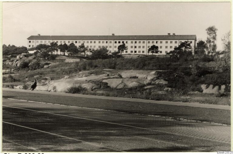 1942 - Orustgatan 18 hus för barnrika familjer, sedd från Fridhemsgatan.Arkivbild: GhmR-233-23